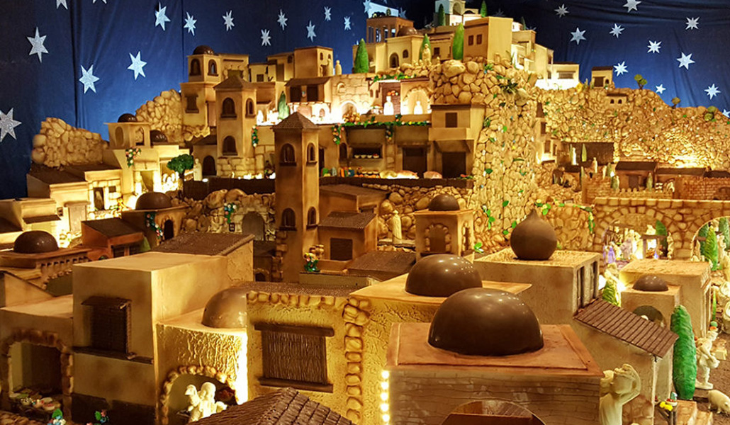 Galleros Artesanos 公司使用巧克力製作的耶穌誕生飾景。（圖／翻攝自alfayomega.es）
